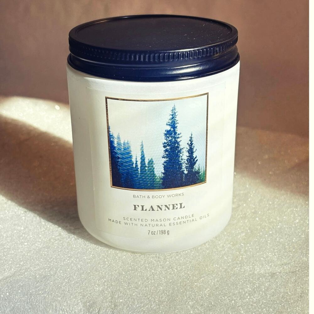8oz Flannel White Barn Bath & Body Works Single Wick Scented Candle